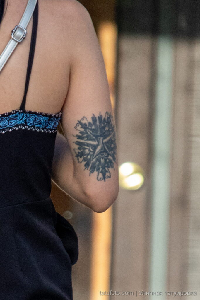 Девушка с татуировкой символа знака Зодиака на правой руке49 - Уличная тату 22062022 №064 - tatufoto.com