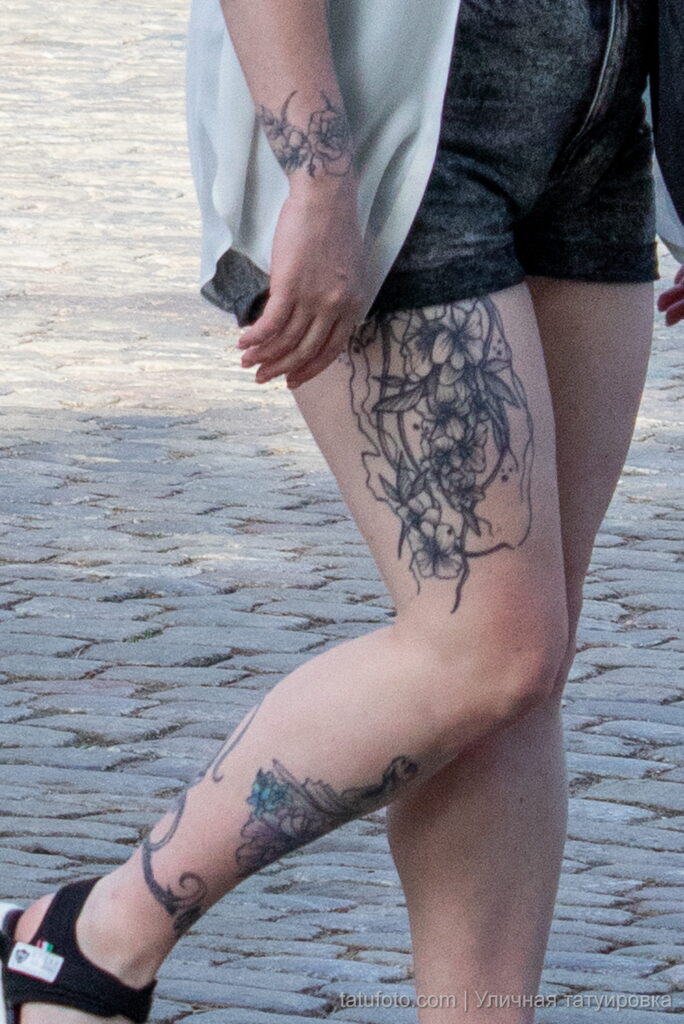 Девушка с татуировкой цветов на руке и бедре21 - Уличная тату 22062022 №070 - tatufoto.com