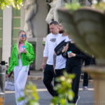 Мужчина с большой цветной татуировкой с рисунком карманных часов на руке39 - Уличная тату 22062022 №382 - tatufoto.com