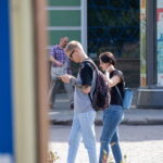Фото тату на руке: реалистичное изображение головы волка в черно-серых тонах. Детализированный рисунок татуировки, выполненный с высокой точностью.