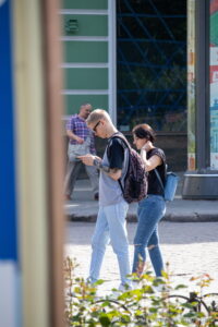 Фото тату на руке: реалистичное изображение головы волка в черно-серых тонах. Детализированный рисунок татуировки, выполненный с высокой точностью.