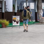Фото тату пальмы на икре мужчины. Черно-белый рисунок татуировки в стиле графика, с акцентом на детализацию листьев и ствола.