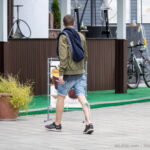 Фото тату пальмы на икре мужчины. Черно-белый рисунок татуировки в стиле графика, детально проработанные листья и ствол.