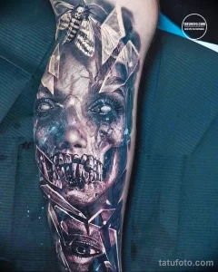 Фото тату: татуировка на руке, изображающая разбитое лицо женщины с трещинами и мотыльком. Реалистичная и мрачная татуировка.