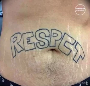 Фото тату надписи 'RESPECT' черным контуром на животе мужчины. Простой, но выразительный рисунок татуировки, подчеркивающий жизненные ценности.