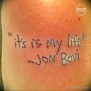 Фото тату с надписью "It's my life" - Jon Bon Jovi, выполненной от руки на коже. Простой рисунок татуировки с каллиграфическим шрифтом.