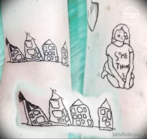 Милое тату на руке с изображением домиков и детского персонажа в стиле doodle. Простые линии, пастельные тона, наивный рисунок.