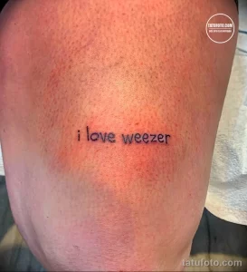 Фото тату на руке с надписью "i love weezer". Минималистичный рисунок татуировки.