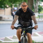 велосипедист с татуировками на обоих руках11 - Уличная тату 22062022 №009 - tatufoto.com