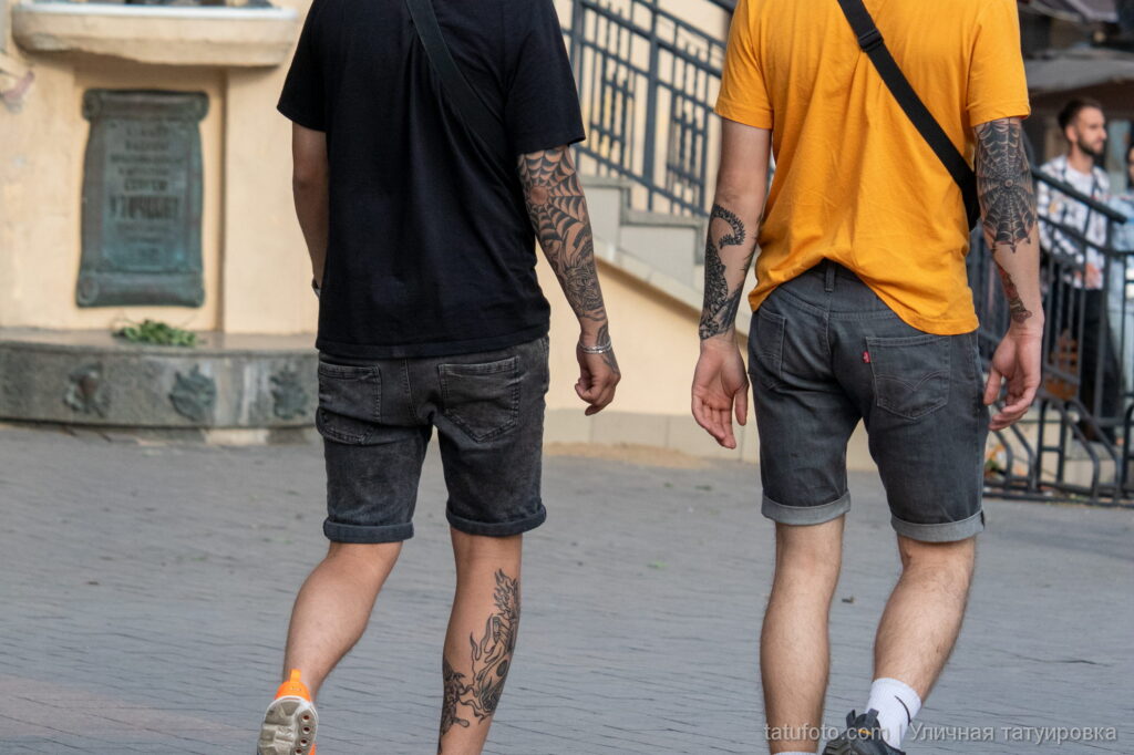 два мужчины хулигана с татуировками паутины на руках40 - Уличная тату 22062022 №031 - tatufoto.com
