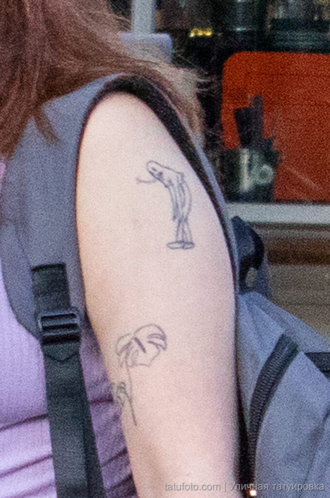 девушка со смешной татуировкой рисунком привидения на левом плече28 - Уличная тату 22062022 №073 - tatufoto.com