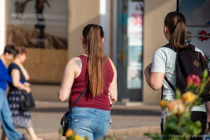 Фото татуировки на спине девушки, выполненной в минималистичном стиле. Изящный рисунок подчеркивает красоту тела и добавляет образу загадочности.