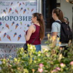 Фотография татуировки на плече девушки, выполненной в технике лайнуорк. Изящный рисунок подчеркивает красоту кожи и добавляет образу легкости.