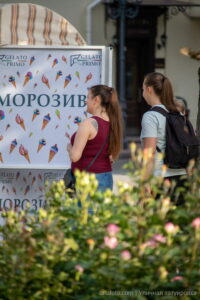 Фотография татуировки на плече девушки, выполненной в технике лайнуорк. Изящный рисунок подчеркивает красоту кожи и добавляет образу легкости.