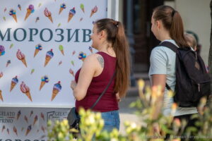 Фото тату на плече девушки, выполненное в минималистичном стиле. Изящный рисунок дополняет летний образ и подчеркивает красоту кожи.