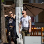 Фото тату на руке мужчины, выполненное в стиле графика. Черно-белый рисунок с геометрическими элементами, расположенный на бицепсе.