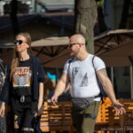 женщина и мужчина с татуировкой на плече гуляют по городу24 - Уличная тату 22062022 №091 - tatufoto.com