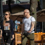 женщина и мужчина с татуировкой на плече гуляют по городу25 - Уличная тату 22062022 №092 - tatufoto.com