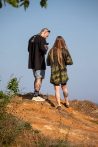 и женщина с большим количеством татуировок любуются морем со скалы18 - Уличная тату 22062022 №101 - tatufoto.com