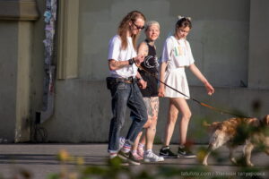 Фотография трех людей с татуировками, идущих по улице. Видны тату на руках и ногах, выполненные в различных стилях.