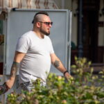 колоритный мужчина с ирокезом и татуировками на руках46 - Уличная тату 22062022 №152 - tatufoto.com