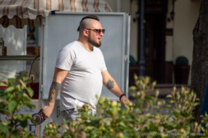Фото тату: татуировка на руке мужчины, выполненная в темных тонах. Рисунок с абстрактными элементами и геометрическими фигурами, демонстрирующий стиль и индивидуальность.