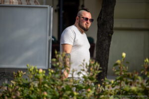 Фото тату: татуировка на руке мужчины, выполненная в темных тонах. Рисунок с абстрактными элементами и геометрическими фигурами, демонстрирующий стиль и индивидуальность.