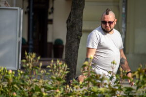 Фото тату: татуировка на руке мужчины, выполненная в темных тонах. Рисунок с абстрактными элементами и геометрическими фигурами, демонстрирующий стиль и индивидуальность.
