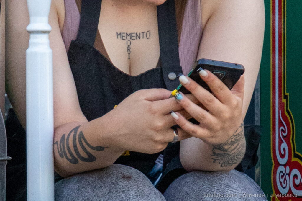 молодая девушка с тату надписью memento Mori на груди и тату змеёй на руке17 - Уличная тату 22062022 №173 - tatufoto.com