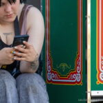 Фото тату на руке с надписью 'Memento' и изображением цветов. Рисунок выполнен в реалистичном стиле с использованием черных и серых оттенков.