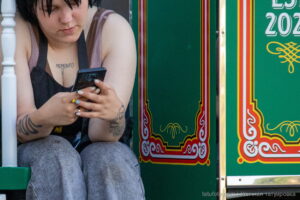 Фото тату на руке с надписью 'Memento' и изображением цветов. Рисунок выполнен в реалистичном стиле с использованием черных и серых оттенков.