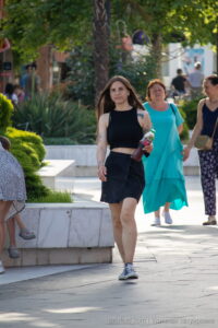 Фото тату с изображением цветочных мотивов на руке и плече девушки. Рисунок выполнен в нежных тонах, создавая романтичный и женственный образ.