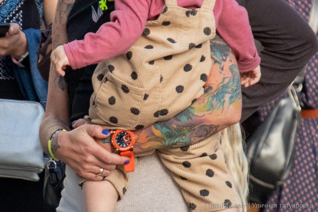 молодая мама с ребёнком у которой на теле большое количество татуировок03 - Уличная тату 22062022 №219 - tatufoto.com