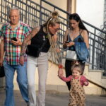 молодая мама с ребёнком у которой на теле большое количество татуировок26 - Уличная тату 22062022 №234 - tatufoto.com