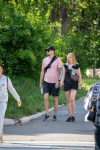 Фото тату на плече мужчины: абстрактный рисунок темными оттенками, геометрические формы и линии, создающие сложный узор.