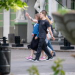 молодой парень с круглой татуировкой на запястье правой руки01 - Уличная тату 22062022 №247 - tatufoto.com