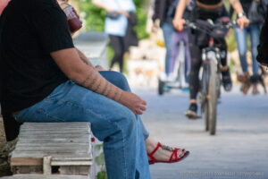 Фото татуировки на предплечье: изображение древних письмен и символов в черно-серых тонах. Детализированная проработка, минималистичный стиль.