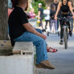 молодой парень с татуировками символами рун браслетами на правой руке 4 - Уличная тату 22062022 №291 - tatufoto.com