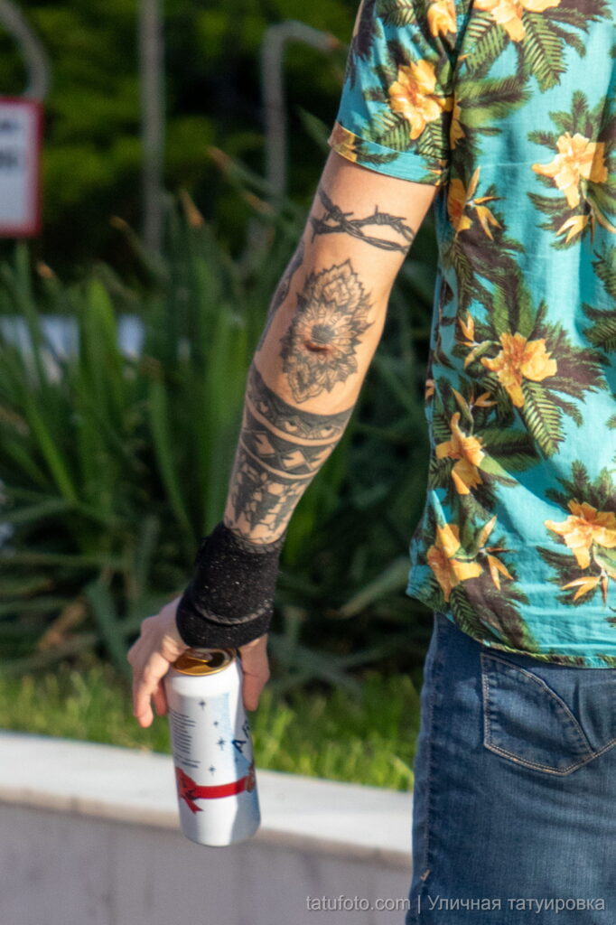 молодой парень с татуировкой в виде колючей проволоки и узоров на левой руке34 - Уличная тату 22062022 №300 - tatufoto.com
