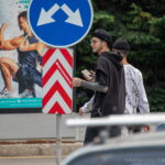 молодой парень с чёрной blackwork татуировкой на левой руке08 - Уличная тату 22062022 №327 - tatufoto.com