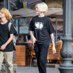 молодой светловолосый парень с крупной татуировкой сороконожки на всю левую руку15 - Уличная тату 22062022 №332 - tatufoto.com