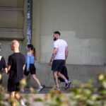 молодые парень и девушка с большим количеством татуировок на теле54 - Уличная тату 22062022 №352 - tatufoto.com