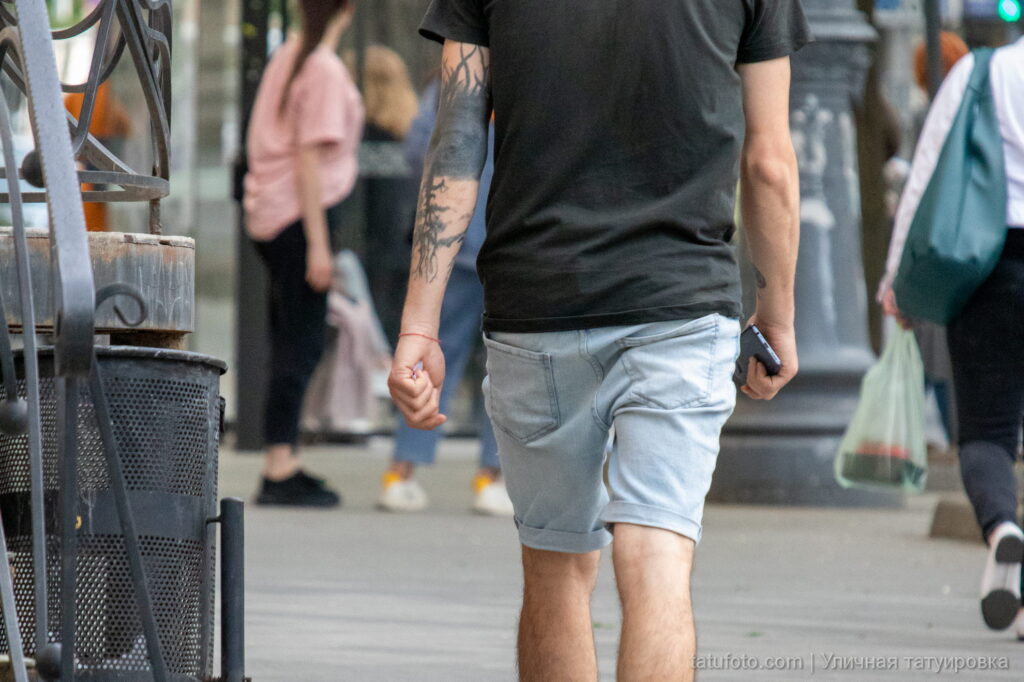 мужчина с blackwork татуировкой узорами на левой руке26 - Уличная тату 22062022 №365 - tatufoto.com