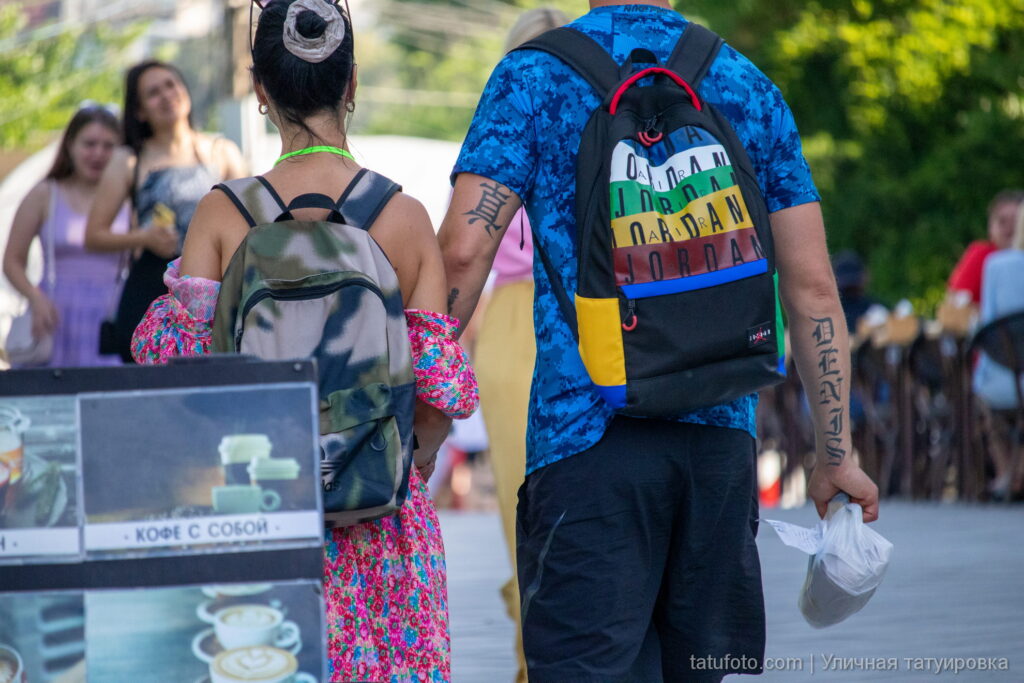 мужчина с тату иероглифы и тату надписями на руке33 - Уличная тату 22062022 №406 - tatufoto.com