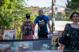 Фото татуировок на руках мужчины: черные иероглифы и абстрактные узоры, выполненные в минималистичном стиле. Снимок сделан на улице, в движении.