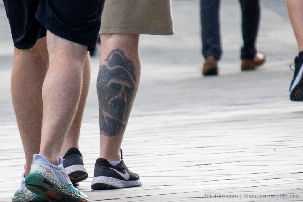 мужчина с тату на правой ноге из фильма Пираты Карибского моря 12 - Уличная тату 22062022 №429 - tatufoto.com