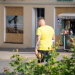 мужчина с тату портретом девушки в стиле Санта муэрте на левой руке02 - Уличная тату 22062022 №430 - tatufoto.com