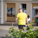 мужчина с тату портретом девушки в стиле Санта муэрте на левой руке03 - Уличная тату 22062022 №431 - tatufoto.com