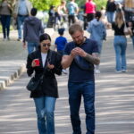 мужчина с тату рукавом на левой руке 2 - Уличная тату 22062022 №443 - tatufoto.com