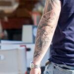 мужчина с тату череп перья на левой руке13 - Уличная тату 22062022 №457 - tatufoto.com